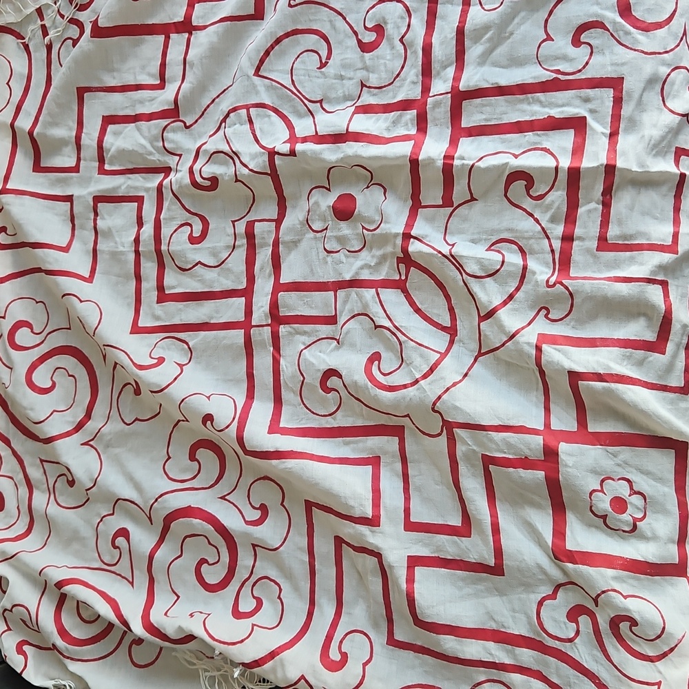 Elegant Red and White Patterned Scarf - Picture 4 of 5